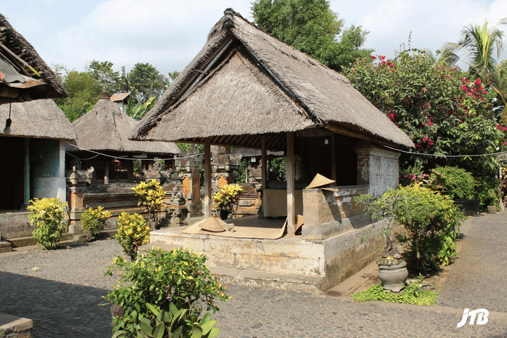 Balinese traditional building.webp