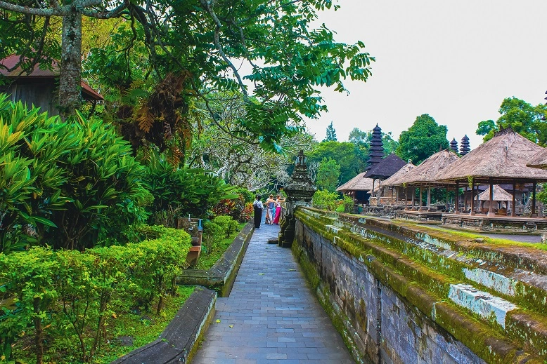 https://www.kura2bus.com/id-usd/tours/mengwi-temple-bali-monkey-forest-and-tanah-lot-tour