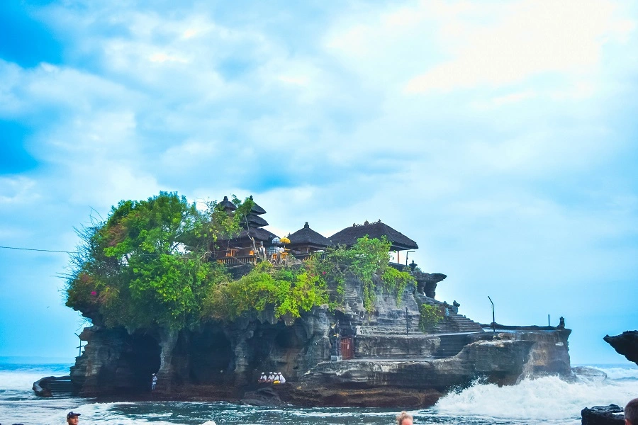 https://www.kura2bus.com/id-usd/tours/mengwi-temple-bali-monkey-forest-and-tanah-lot-tour