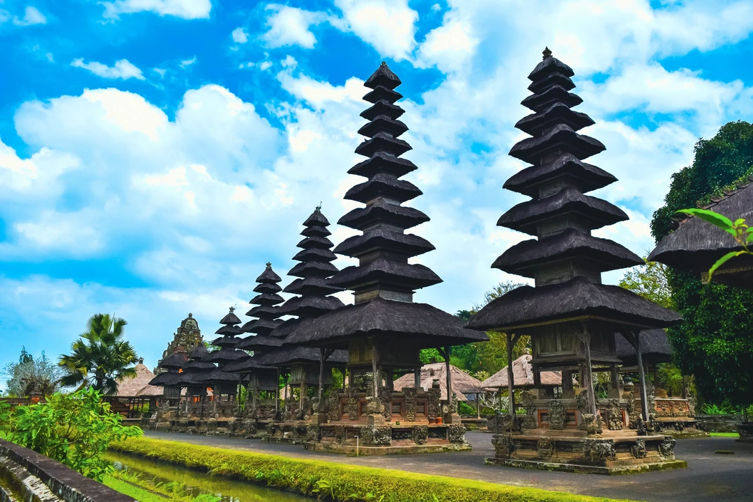 https://www.kura2bus.com/id-usd/tours/mengwi-temple-bali-monkey-forest-and-tanah-lot-tour